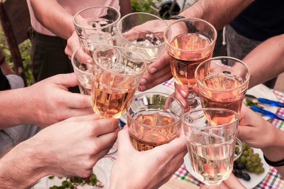 tiệc dã ngoại với rượu vang hồng