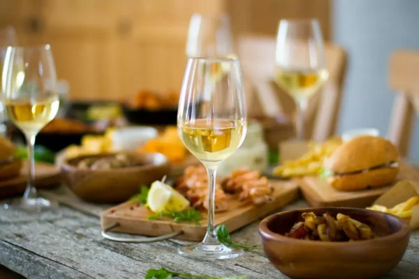 Rượu vang trắng ăn với gì?