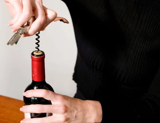 Cách mở chai rượu vang đơn giản và đúng cách