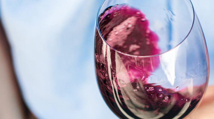 Tại sao uống rượu vang phải lắc để rượu ngon hơn?