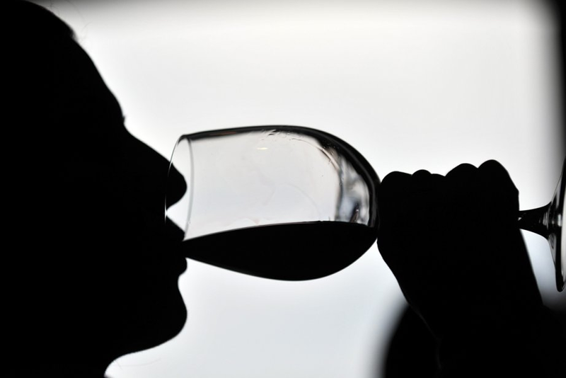 Tiêu thụ quá mức rượu vang đối với phụ nữ