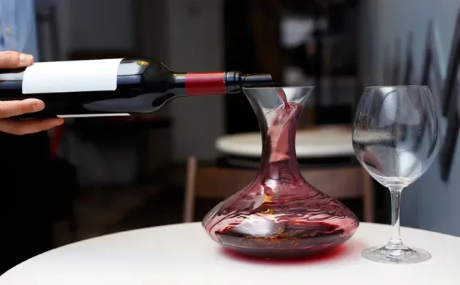 Sự khác biệt giữa Decanter và Carafe là gì? Thuật ngữ nào là chuẩn ?
