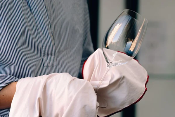 Hướng dẫn cách rửa ly rượu vang đúng cách