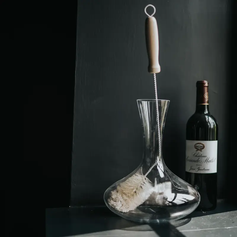 Cọ rửa bên trong bình rượu vang bằng bàn chải chuyên dụng