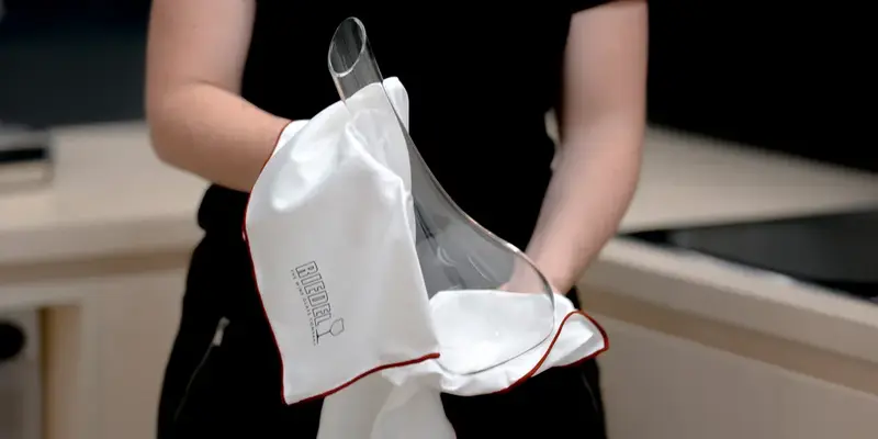 Lau khô bằng khăn vải