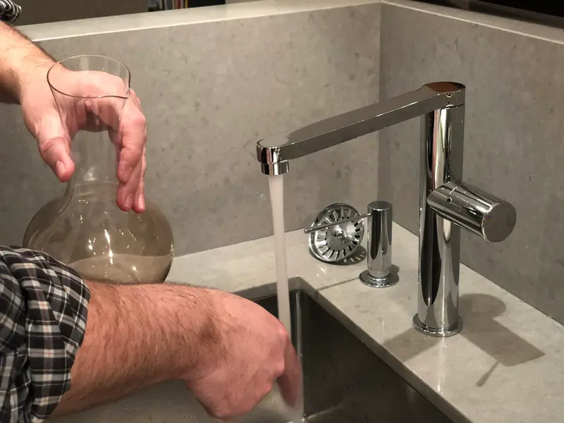 Rửa sạch bình rượu vang bằng nước ấm