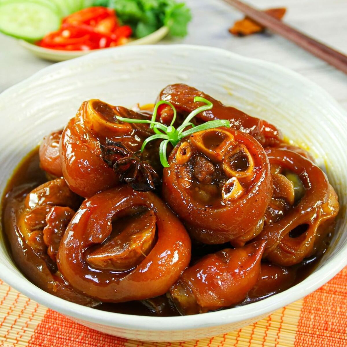 Chân giò hầm rượu vang