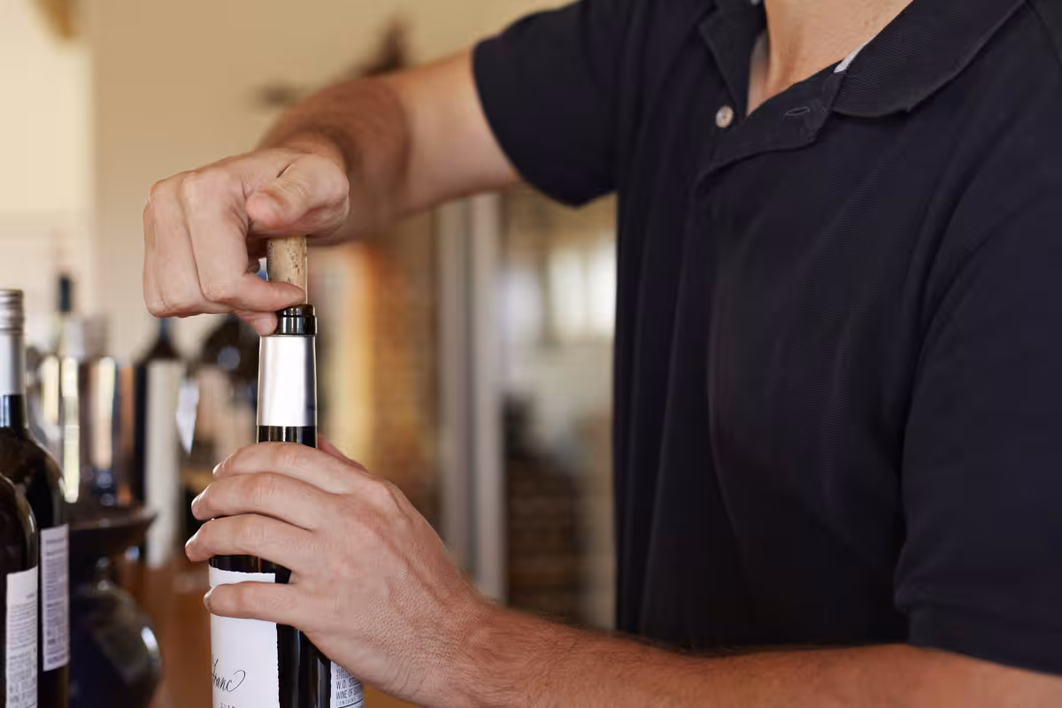 4 cách đóng nắp chai rượu vang đúng cách, hiệu quả