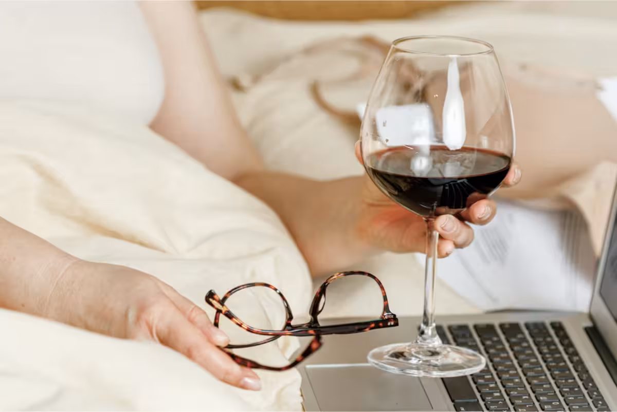 uống rượu vang trước khi ngủ có tác dụng gì