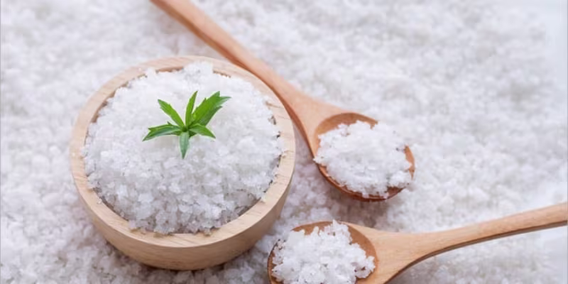Dùng muối tẩy vết bẩn