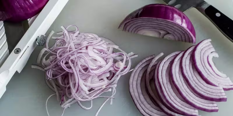 Chuẩn bị nguyên liệu làm rượu vang đỏ ngâm hành tây