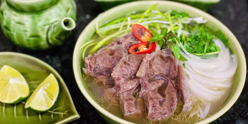 Phở kết hợp với rượu vang