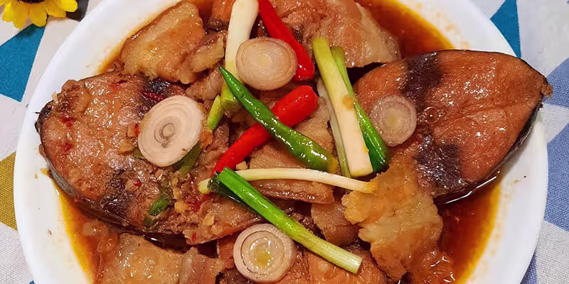 Cá, thịt kho kết hợp với rượu vang
